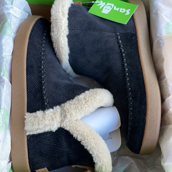 Sanuk Shoes - Black & Cream Sanuk Boots